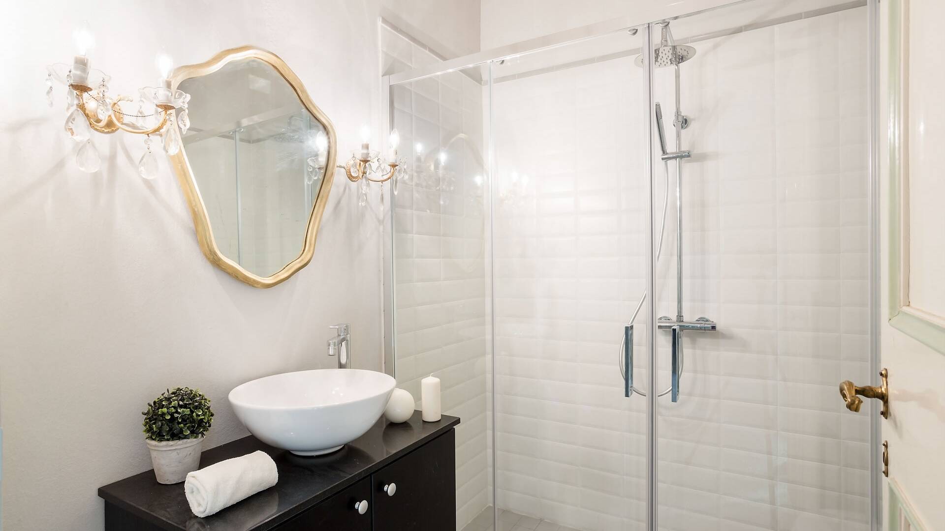 Suite Giglio, private bathroom in the hallway