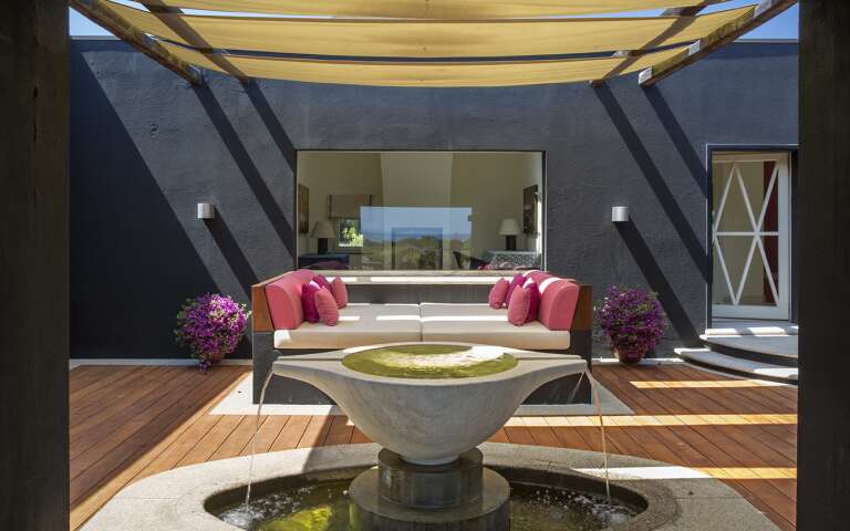 outdoor covered lounge agre