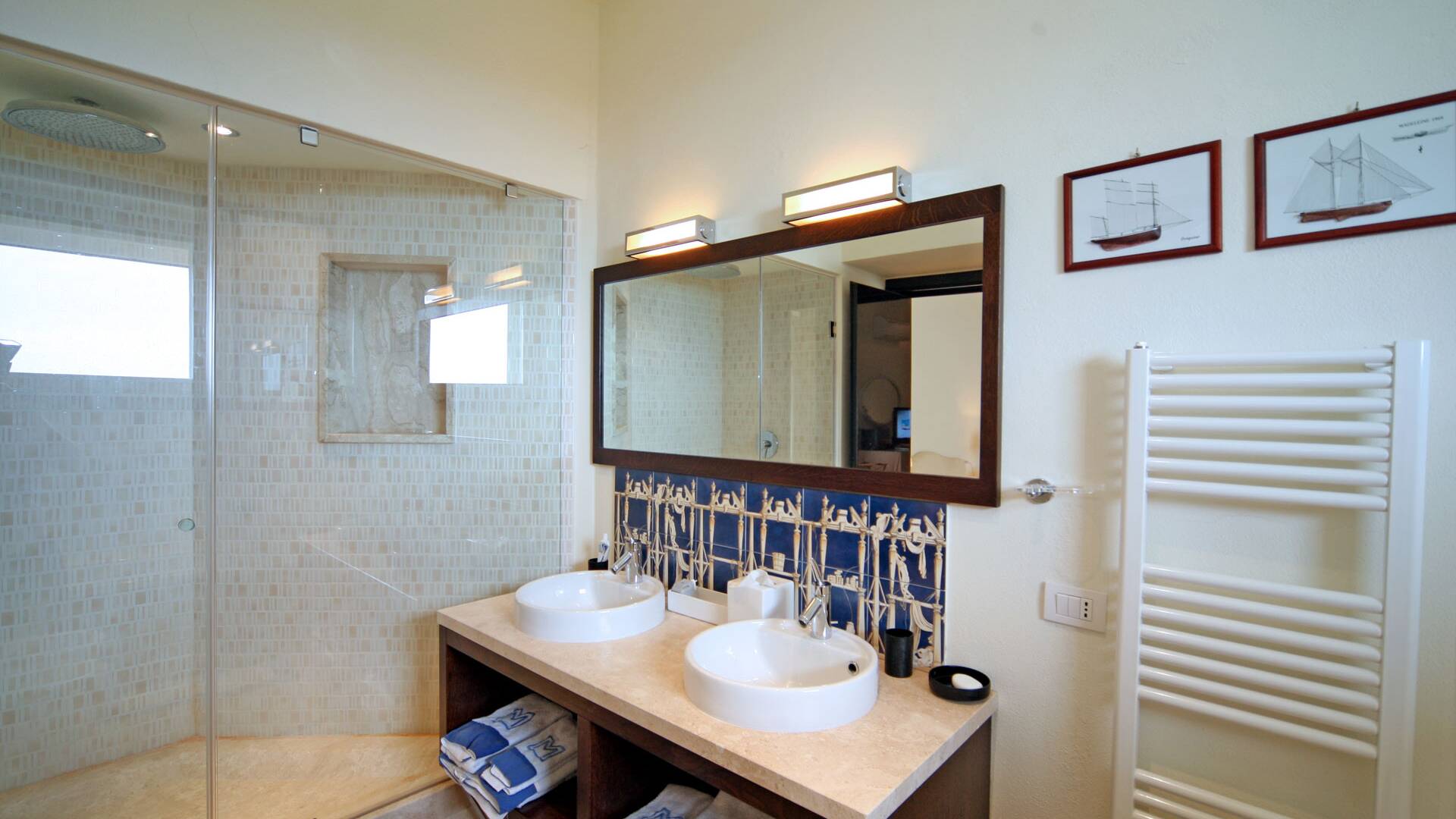 main villa, bathroom of bed 1