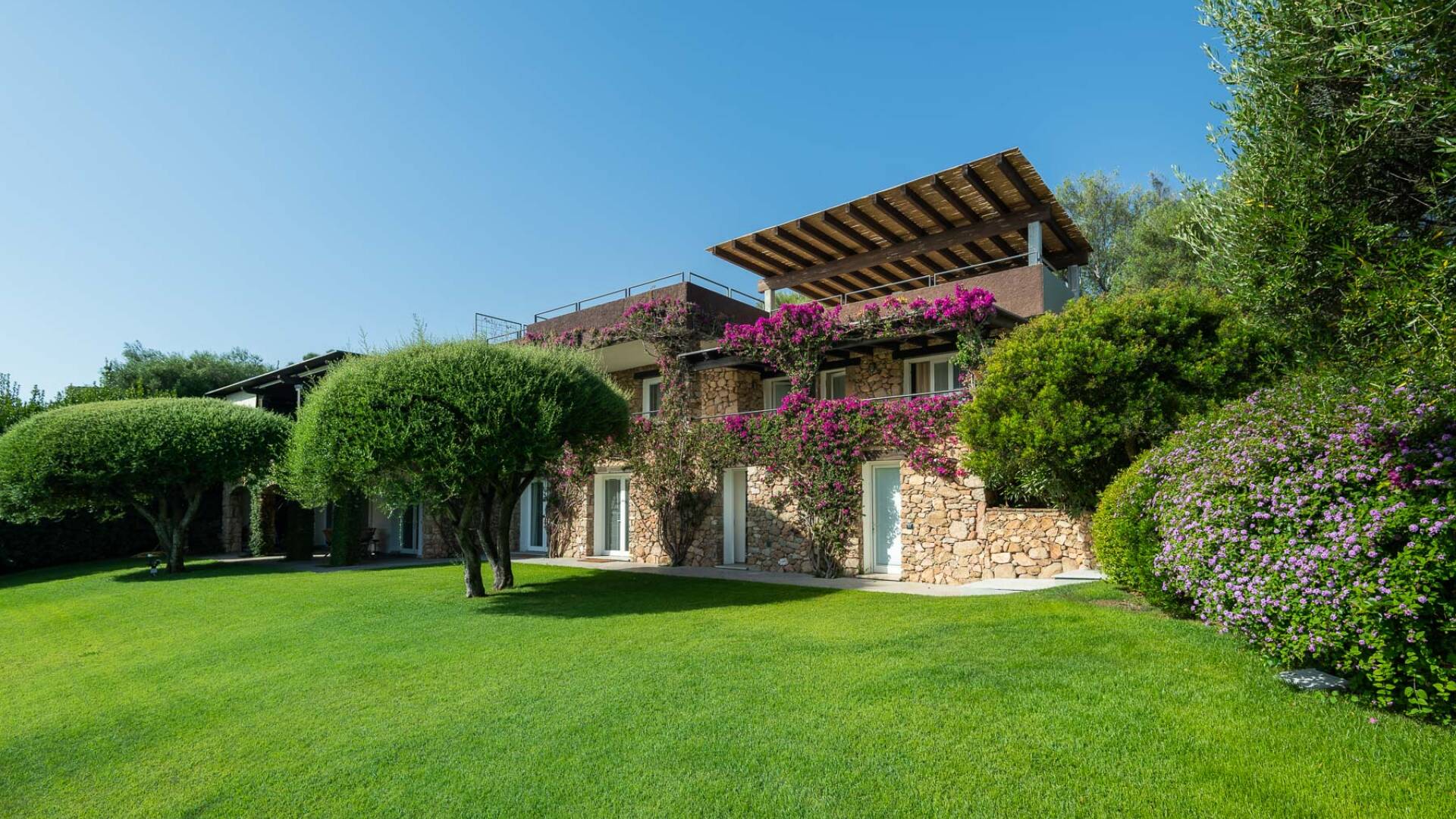 front view luxury villa Passiflora, Sardinia