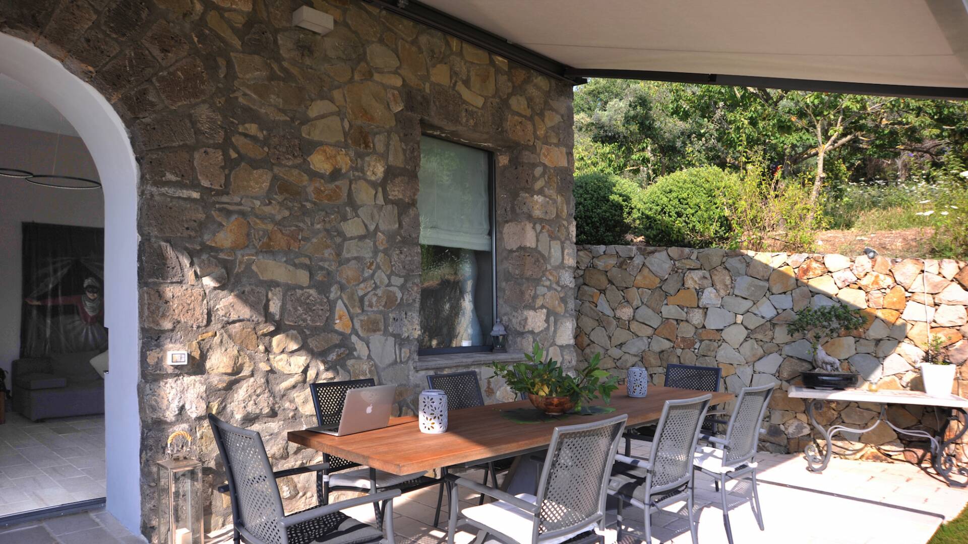 covered pergola with alfresco dining