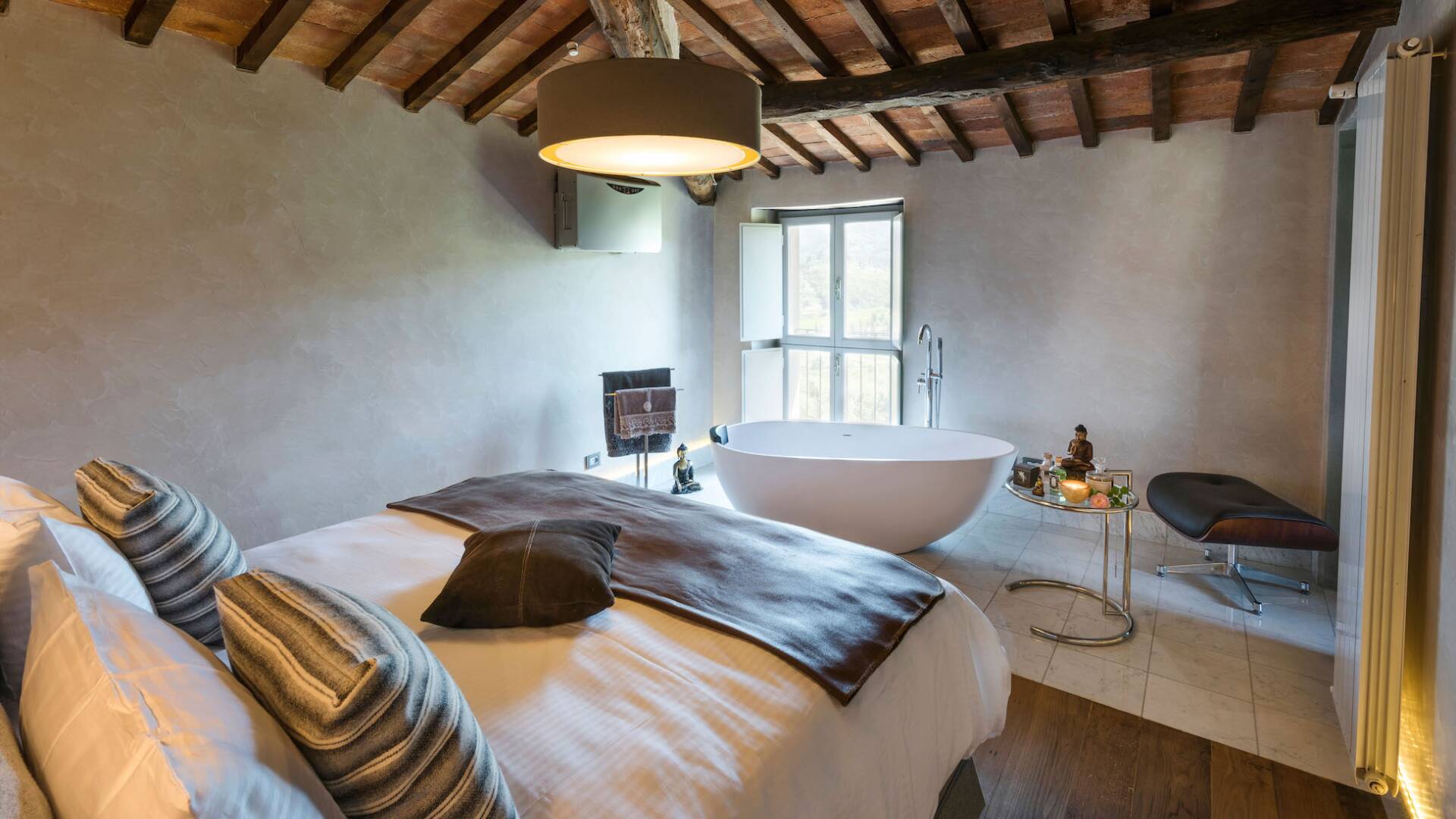 double bedroom with en suite bath tub