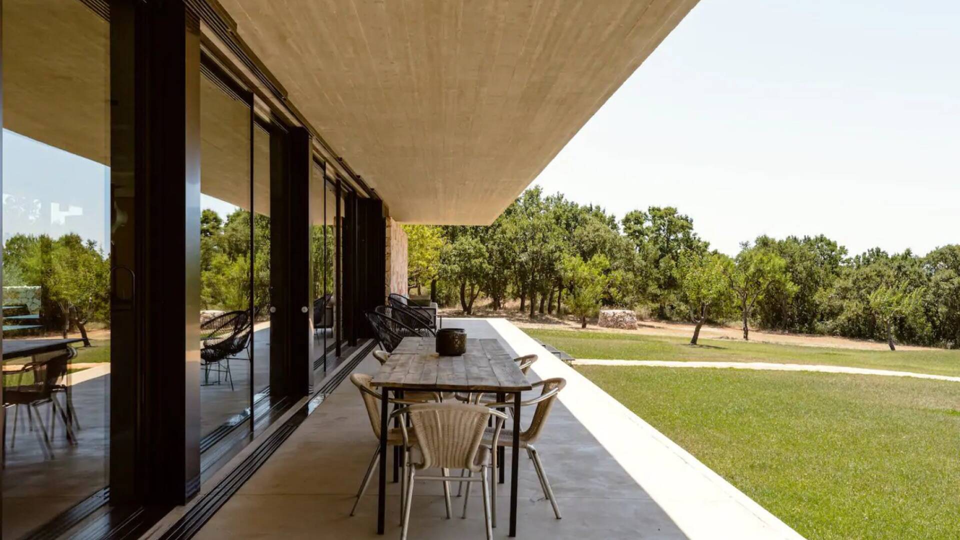 outdoor alfresco dining area