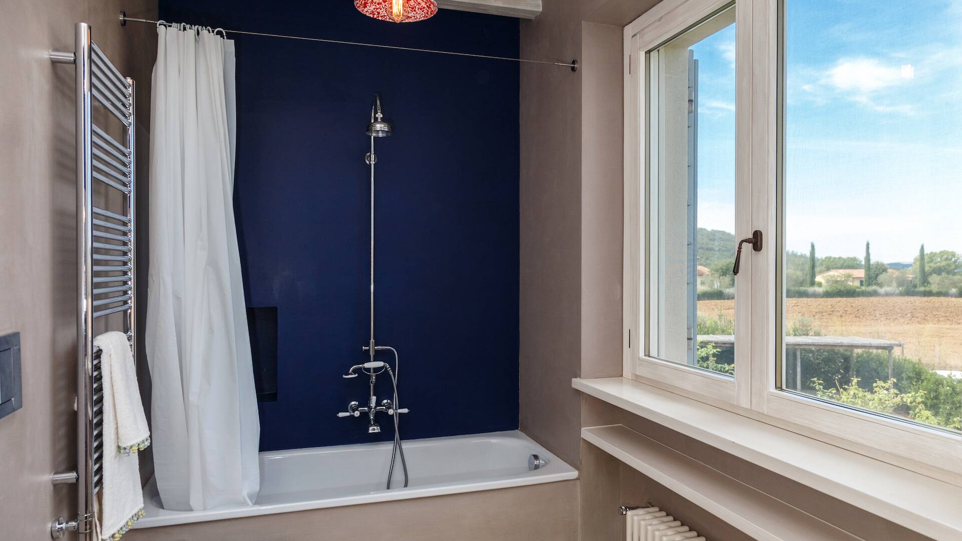main villa, en suite bathroom of bedroom 4