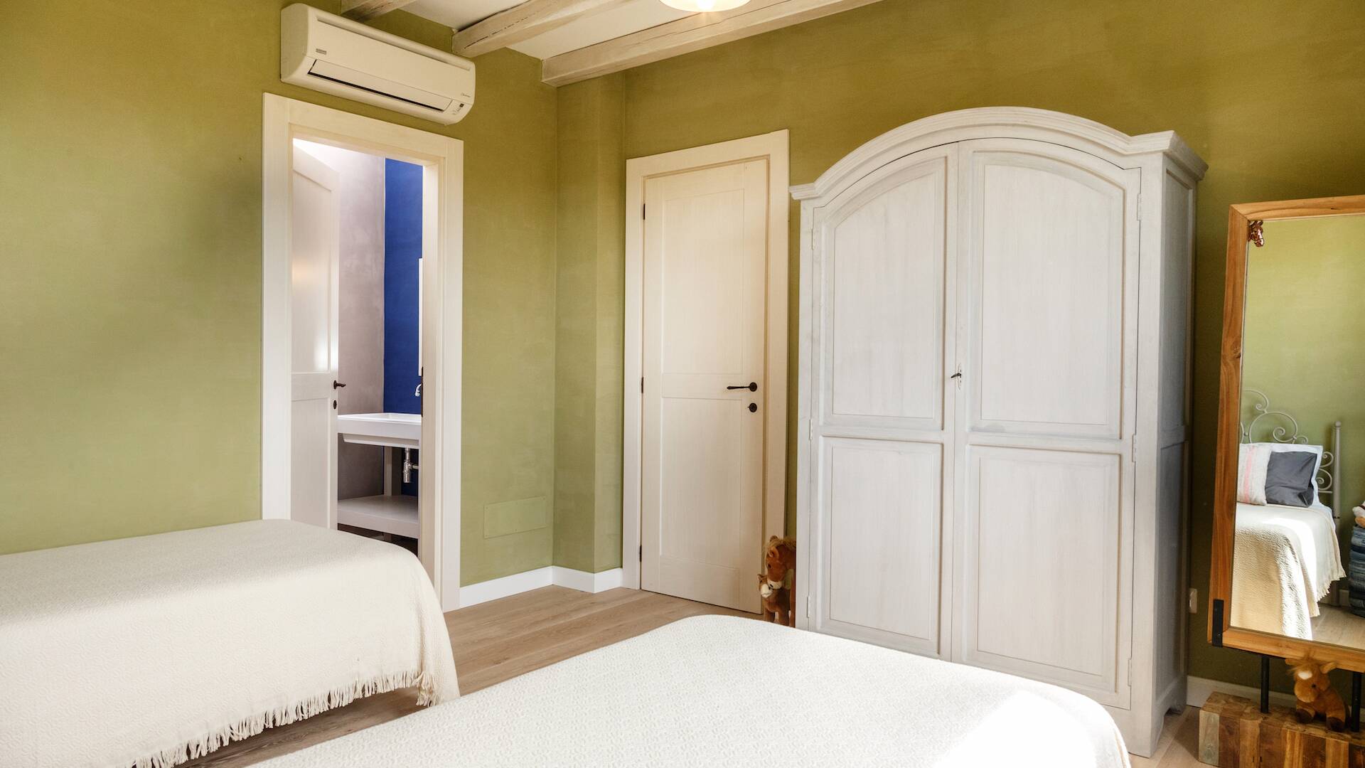 main villa, twin bedroom 4