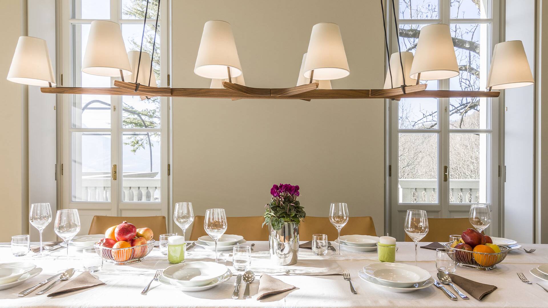 Luxury villa Aquila Reale for weekly rental Como Lake dining table