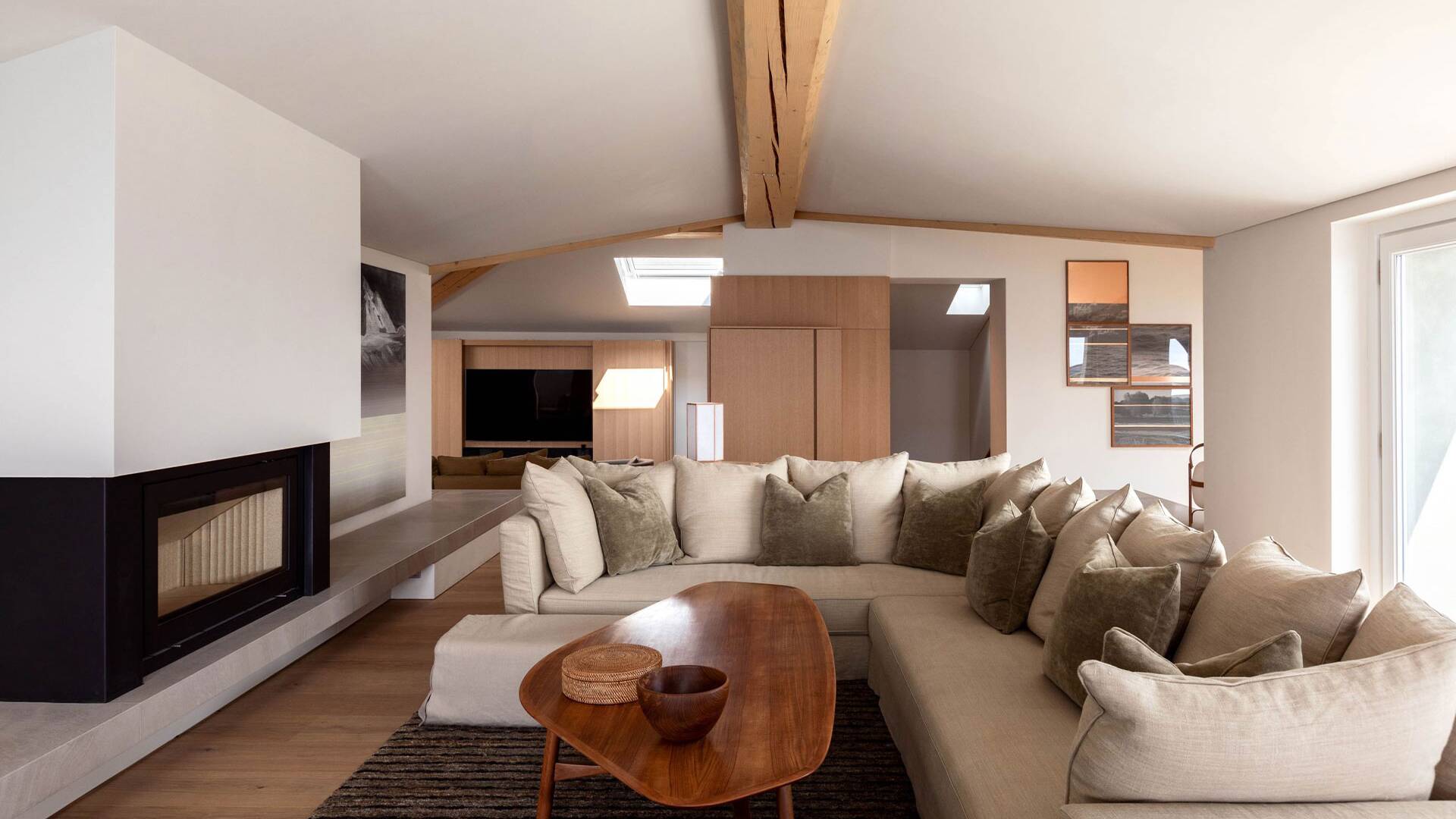 Luxury villa Aquila Reale for weekly rental Como Lake comfortable sofa and fireplace