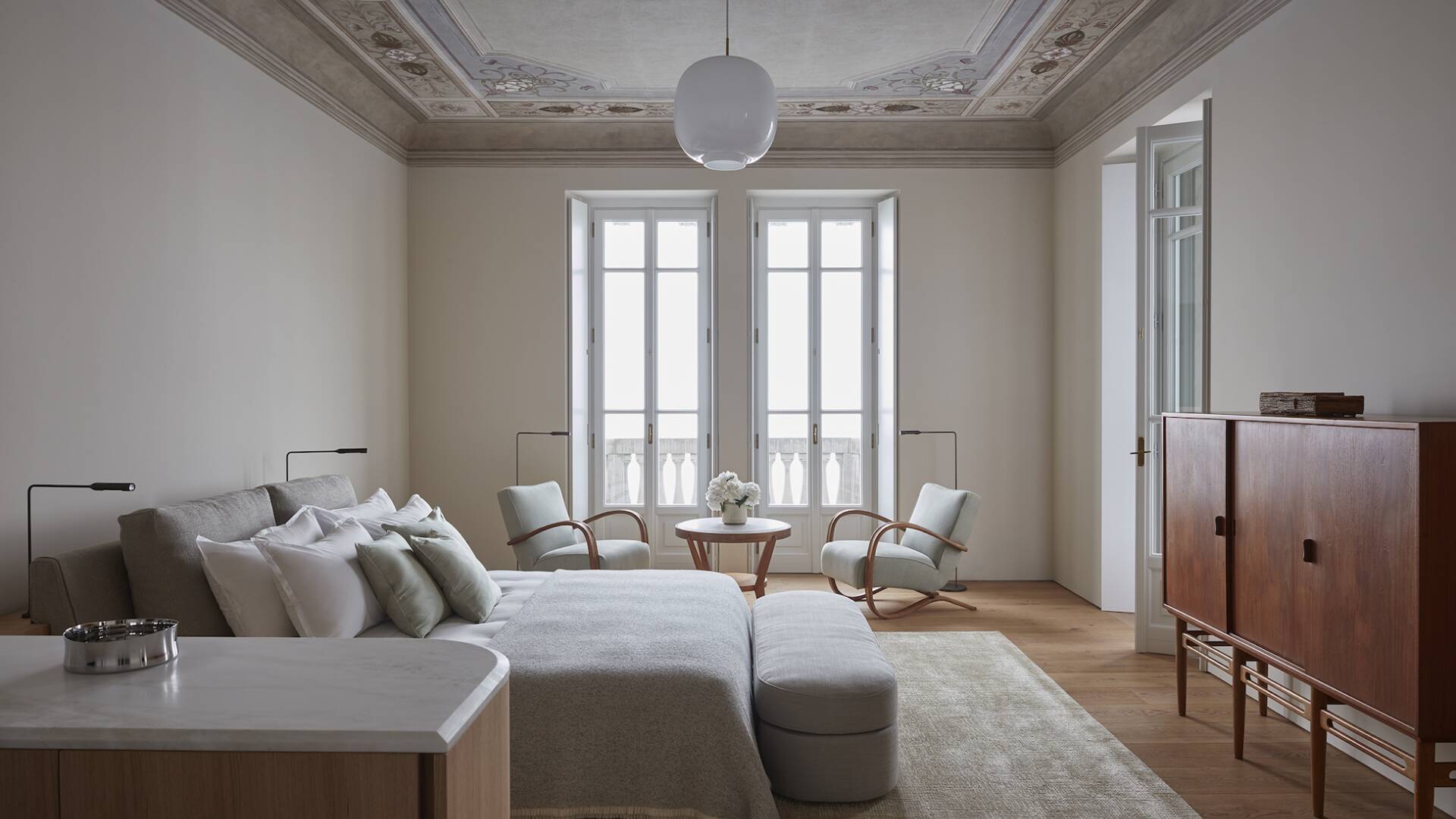 luxury vacation villa for weekly rental Como Lake bedroom 