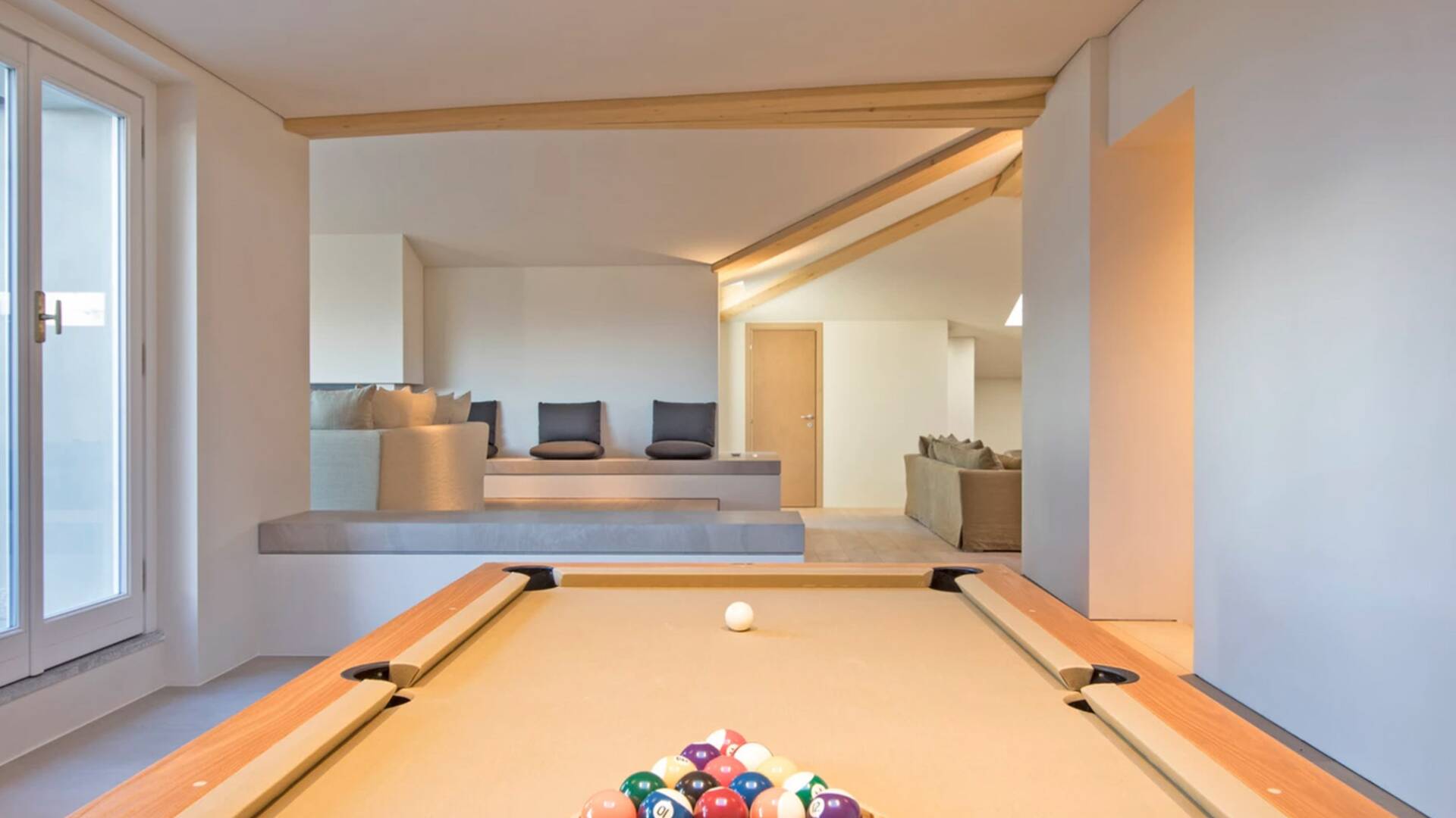 luxury villa Como Lake pool table