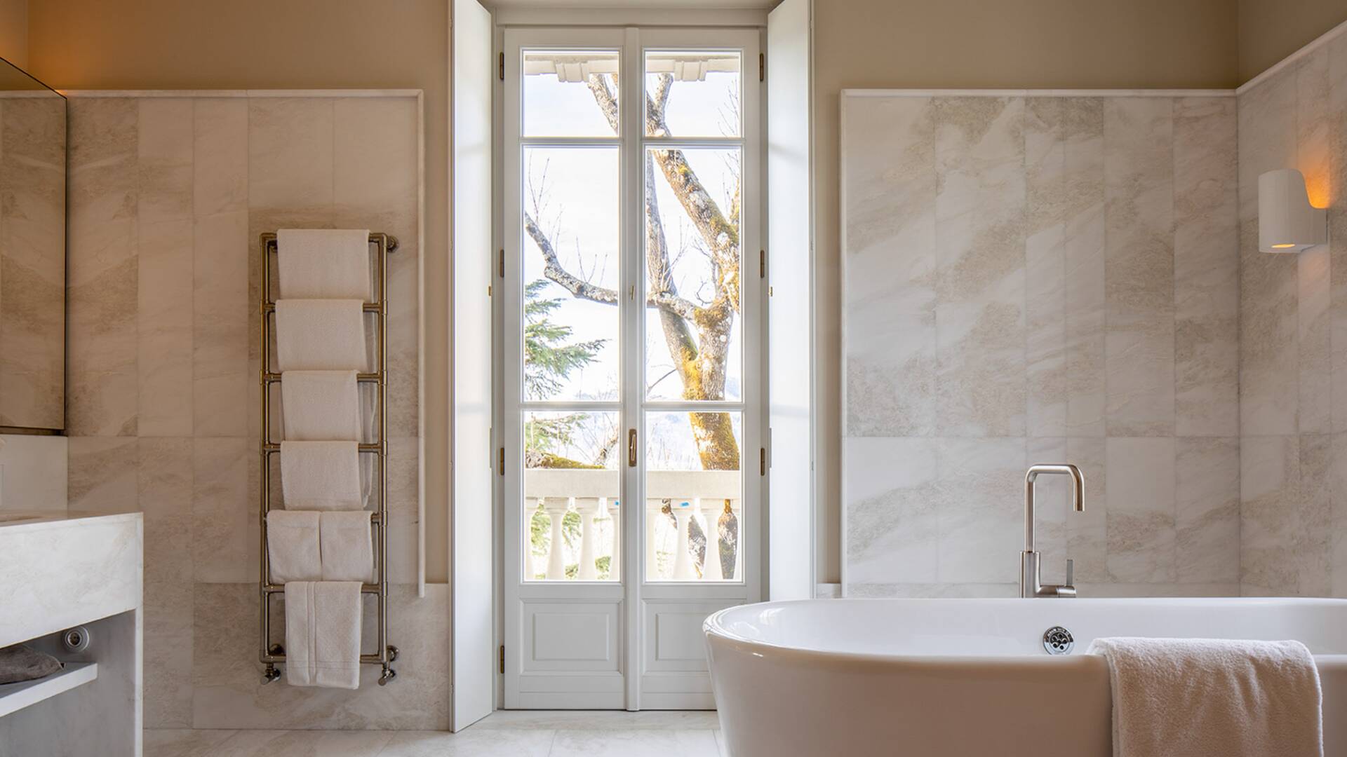 luxury vacation villa Como Lake bathtub
