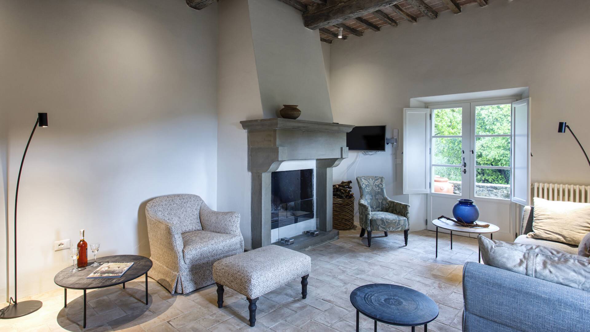 luxury rentals Cortona, modern villa in Tuscany