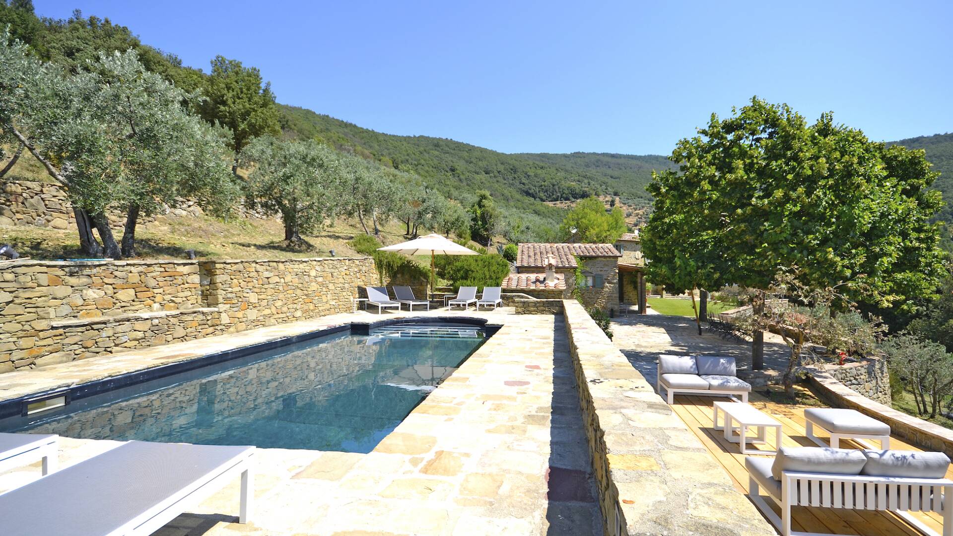 luxury rentals Cortona, modern villa in Tuscany