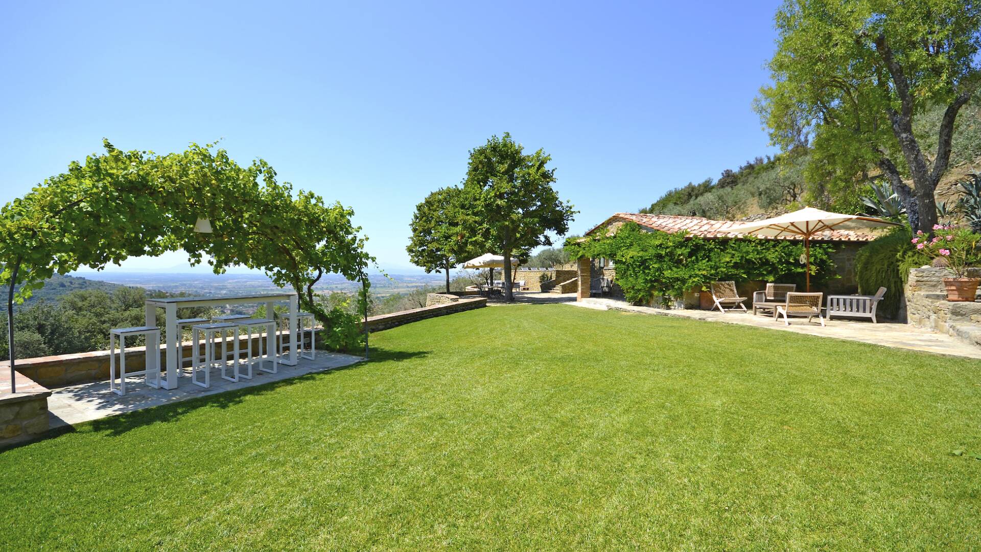 luxury rentals Cortona, modern villa in Tuscany