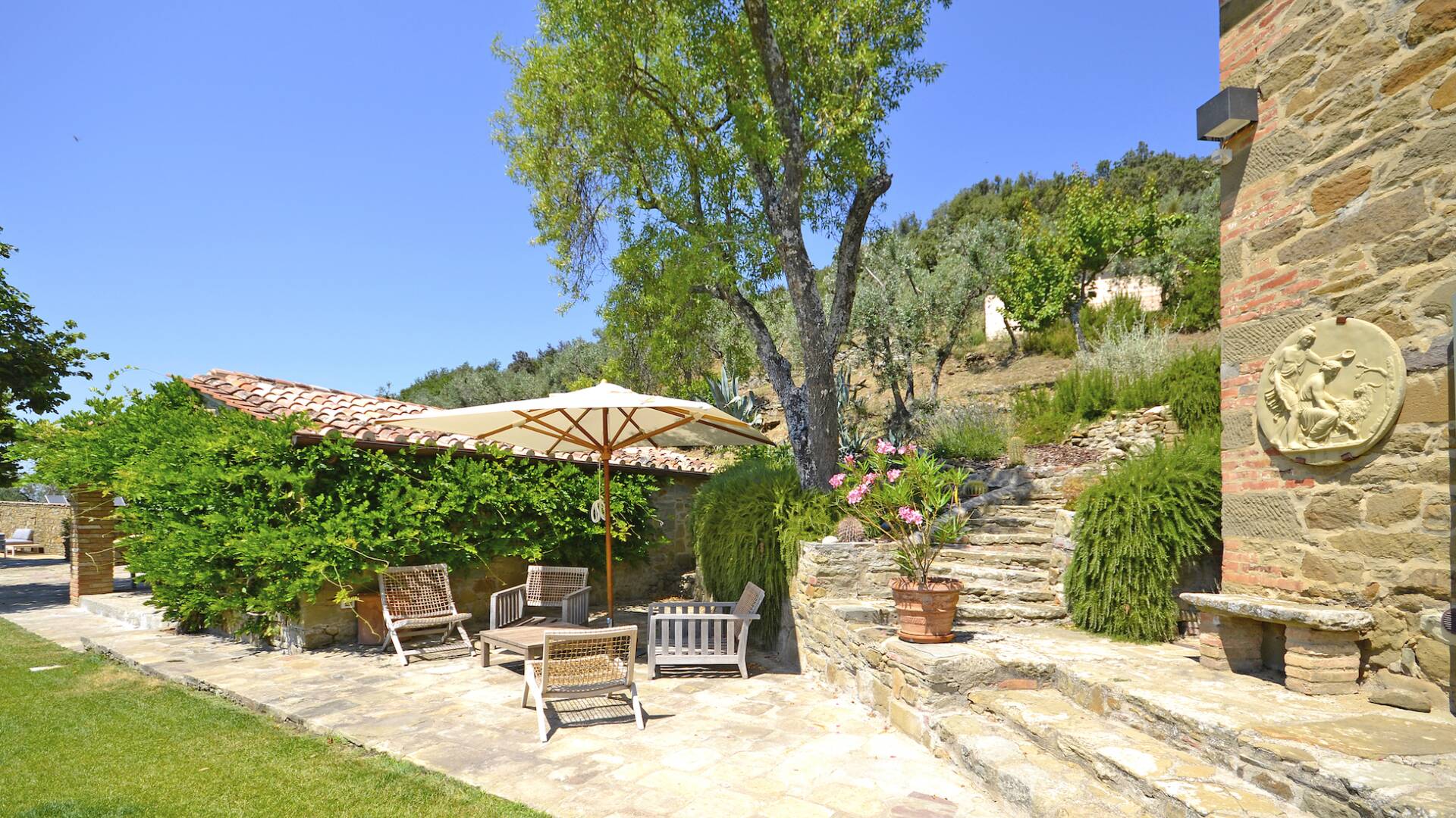 luxury rentals Cortona, modern villa in Tuscany