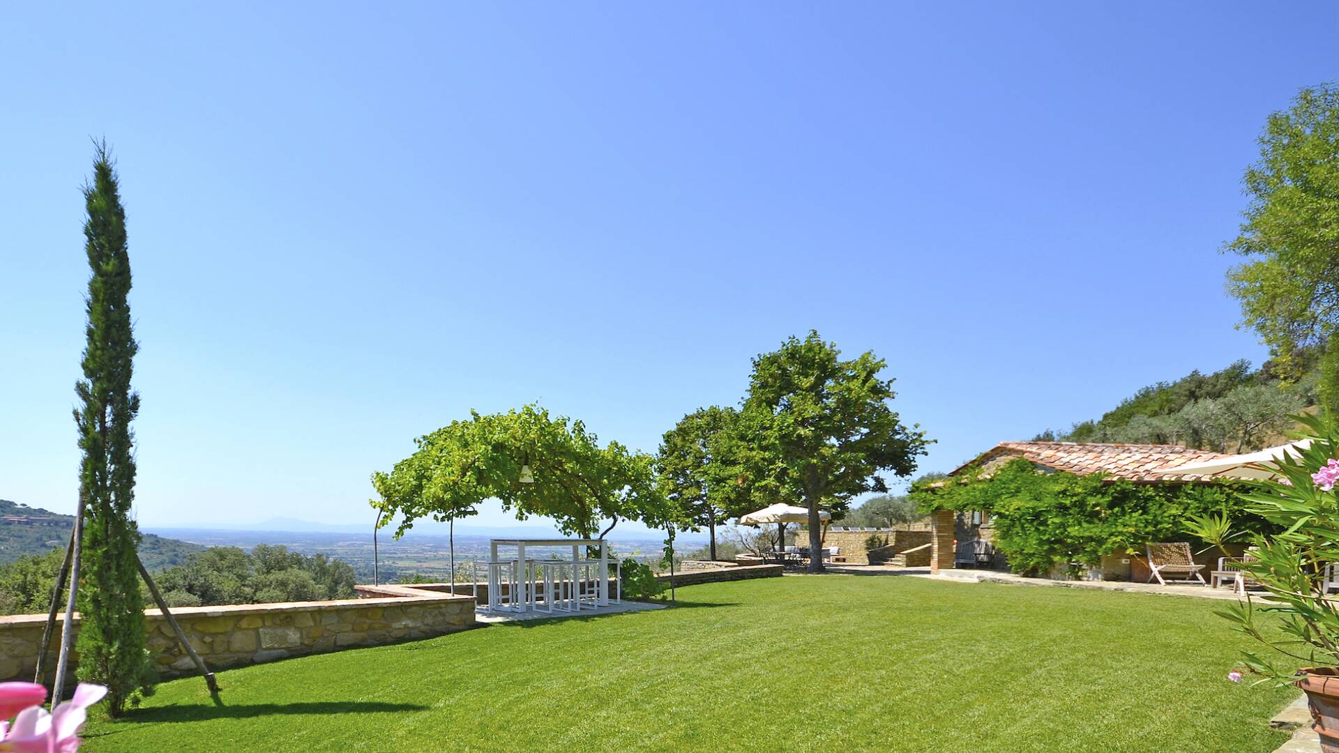 luxury rentals Cortona, modern villa in Tuscany