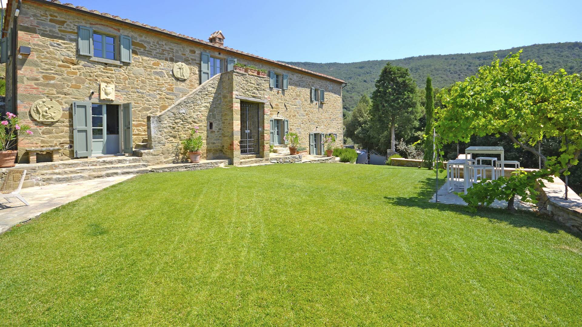 luxury rentals Cortona, modern villa in Tuscany