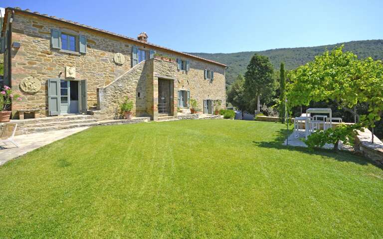 luxury rentals Cortona, modern villa in Tuscany