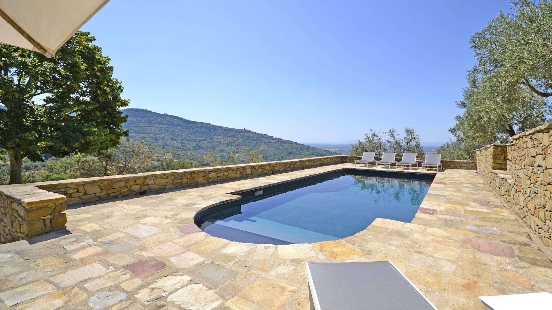 luxury rentals Cortona, modern villa in Tuscany