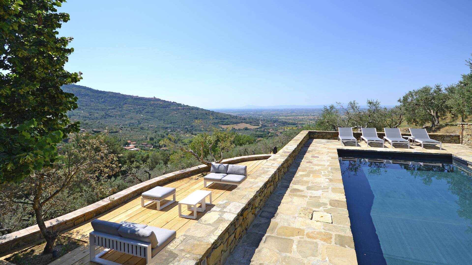 luxury rentals Cortona, modern villa in Tuscany