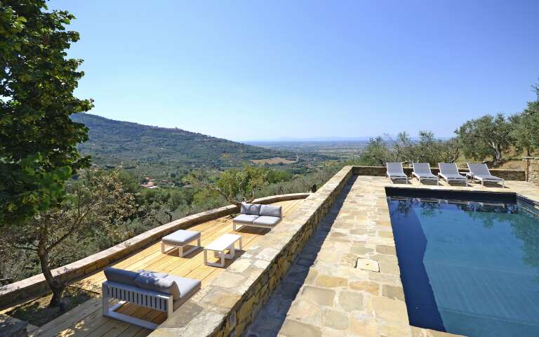 luxury rentals Cortona, modern villa in Tuscany