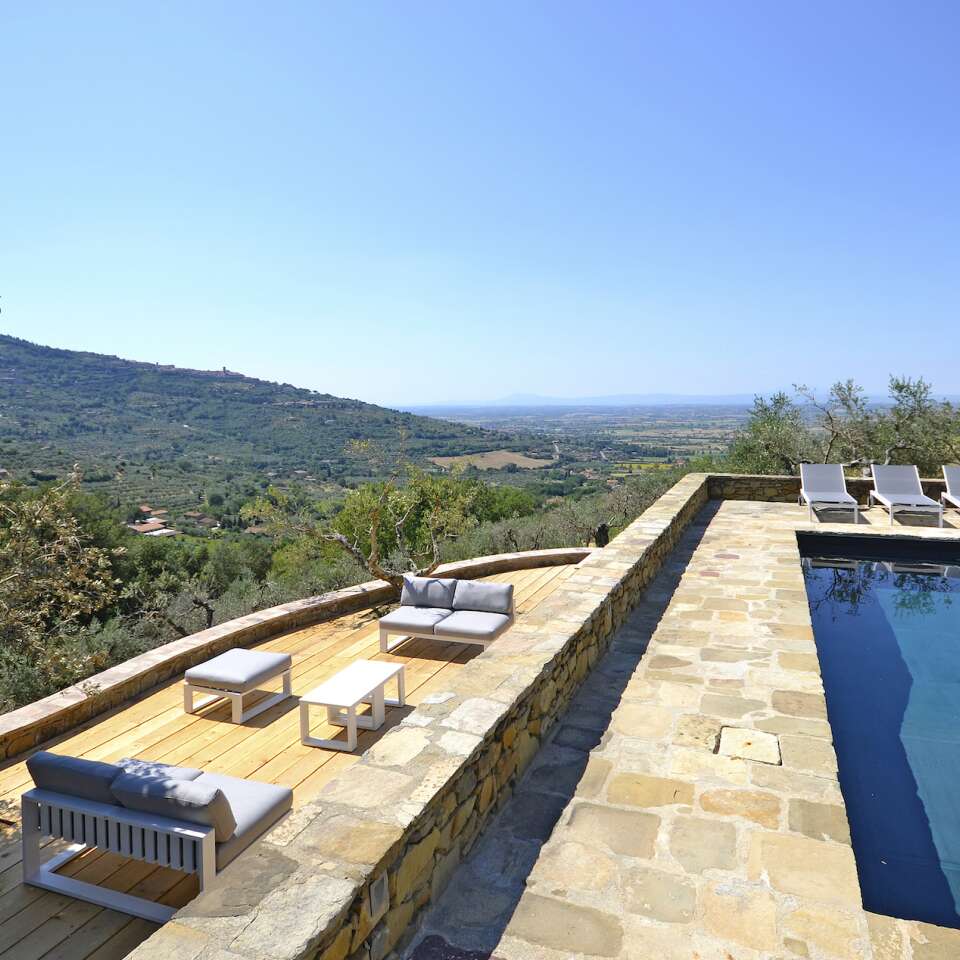luxury rentals Cortona, modern villa in Tuscany