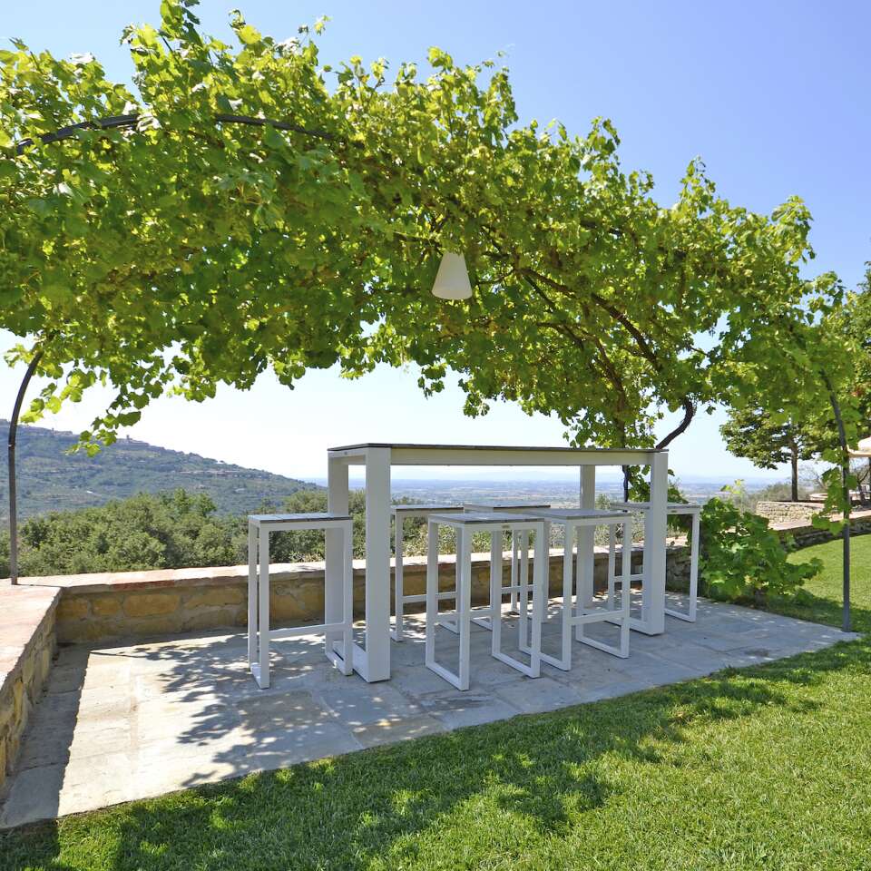 luxury rentals Cortona, modern villa in Tuscany