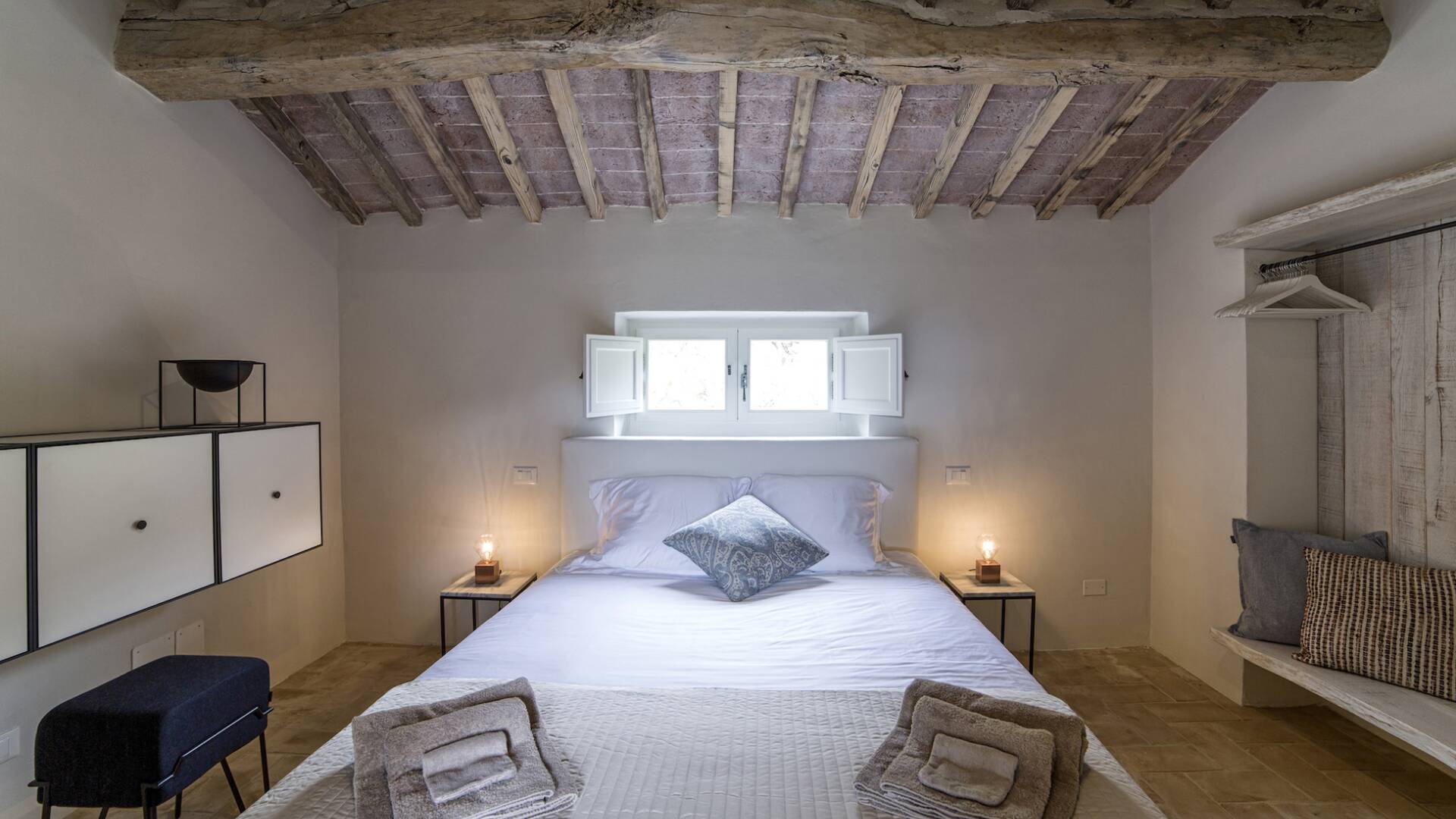 luxury rentals Cortona, modern villa in Tuscany