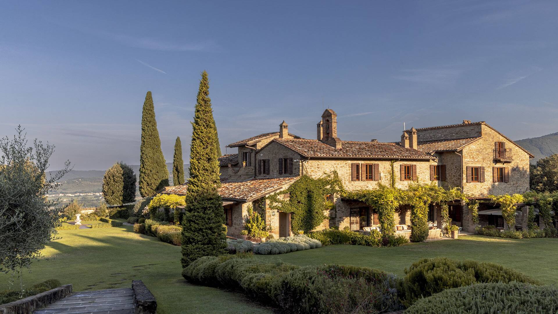 luxury villa for weekly rental Umbria Trasimeno Lake