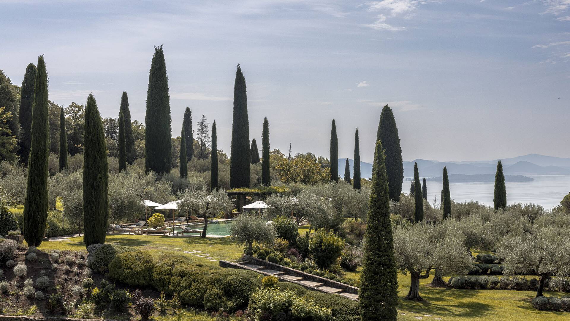 luxury villa for weekly rental Umbria Trasimeno Lake