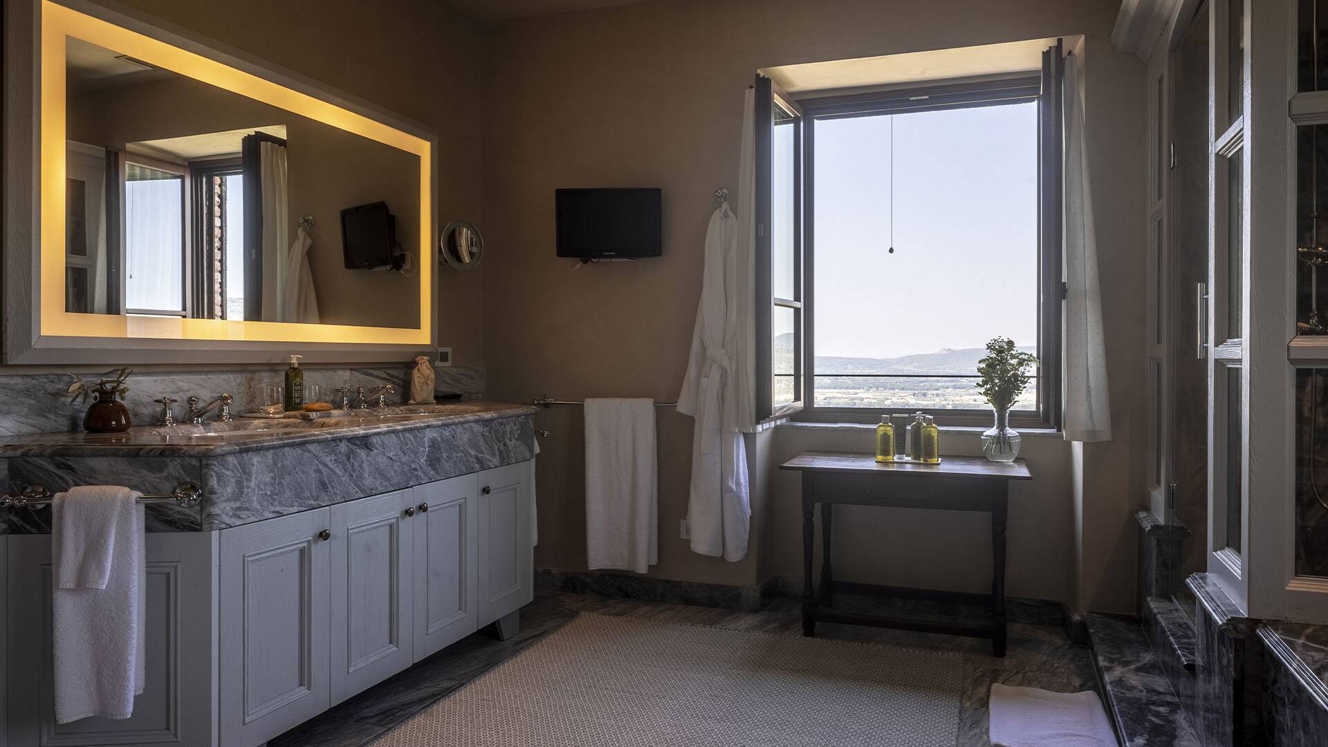 luxury villa for weekly rental Umbria Trasimeno Lake