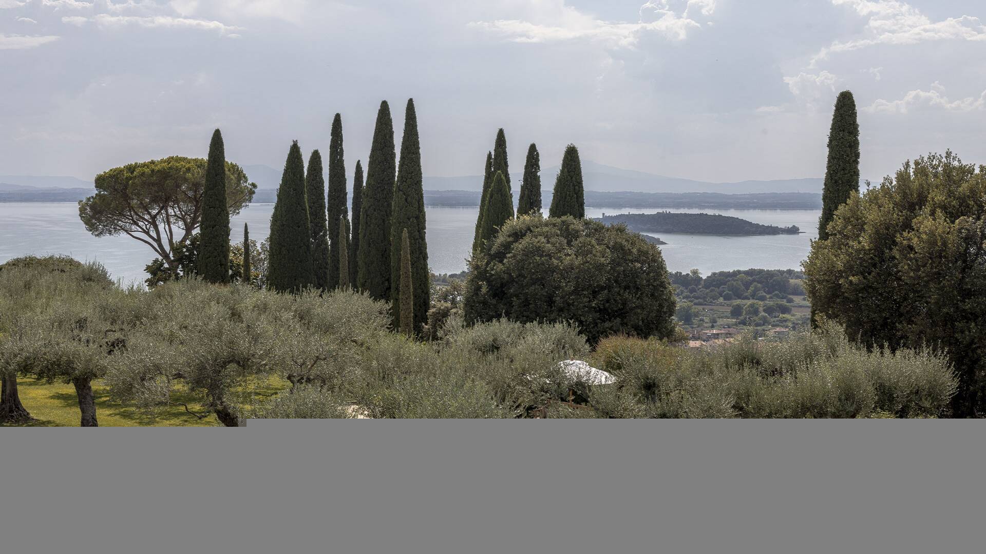 luxury villa for weekly rental Umbria Trasimeno Lake