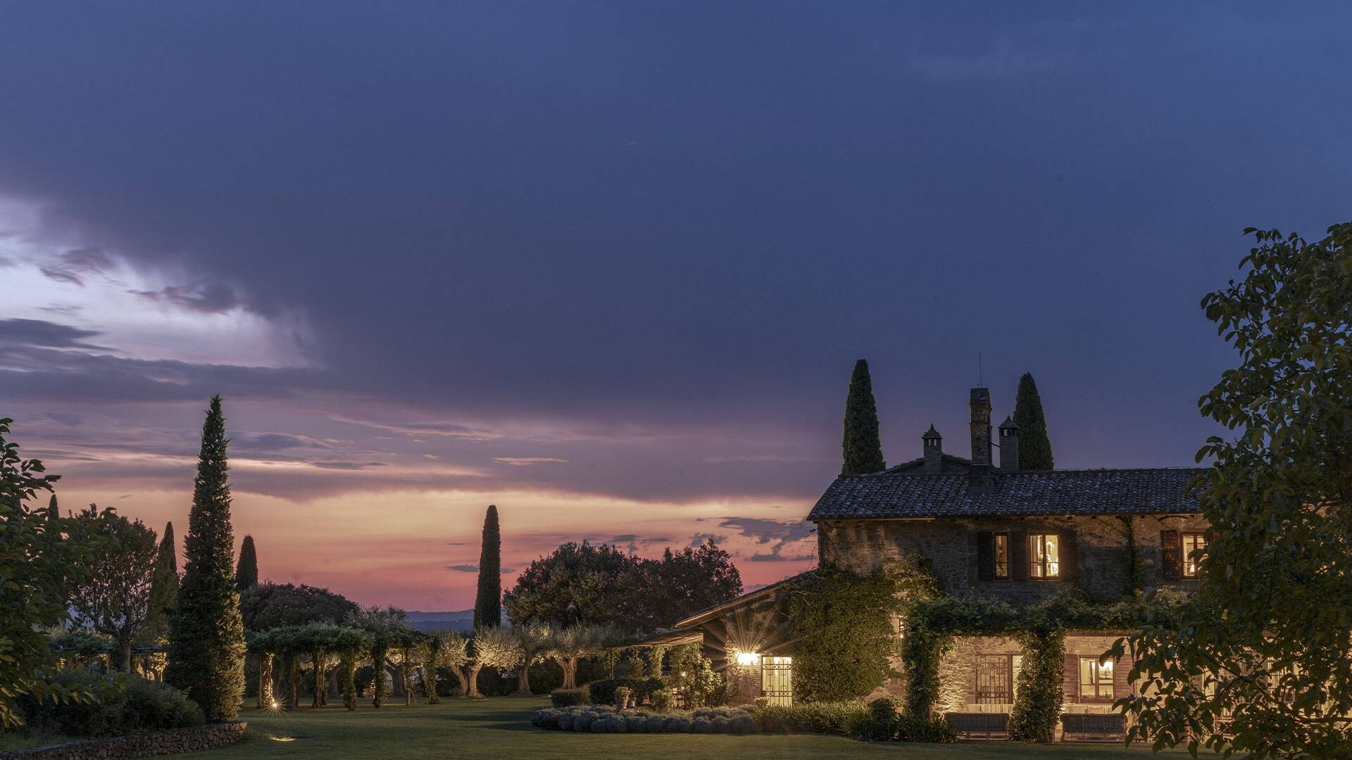 luxury villa for weekly rental Umbria Trasimeno Lake