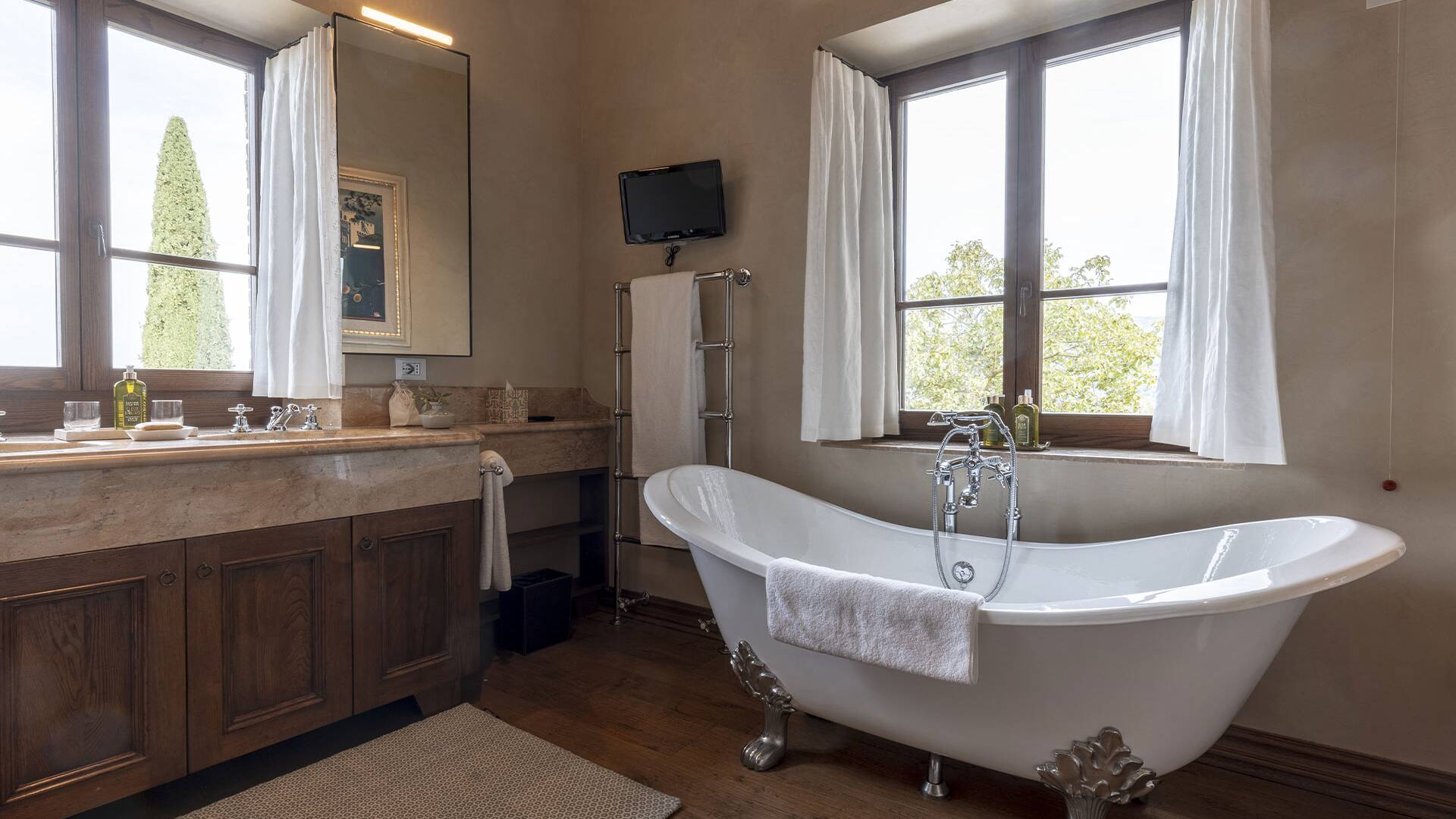 luxury villa for weekly rental Umbria Trasimeno Lake