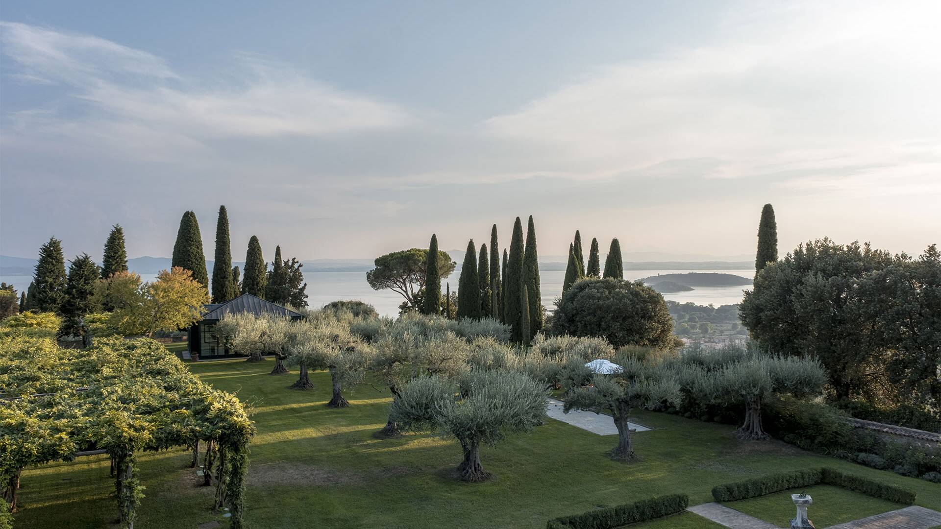 luxury villa for weekly rental Umbria Trasimeno Lake