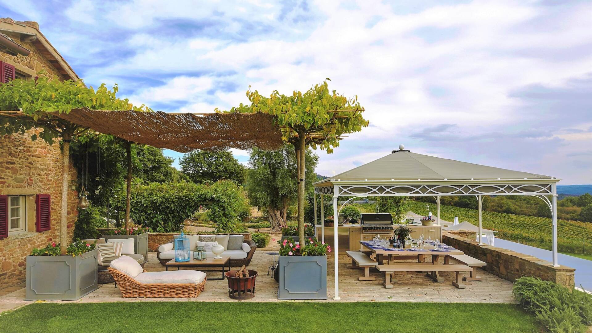 outdoor kitchen with al fresco dining area