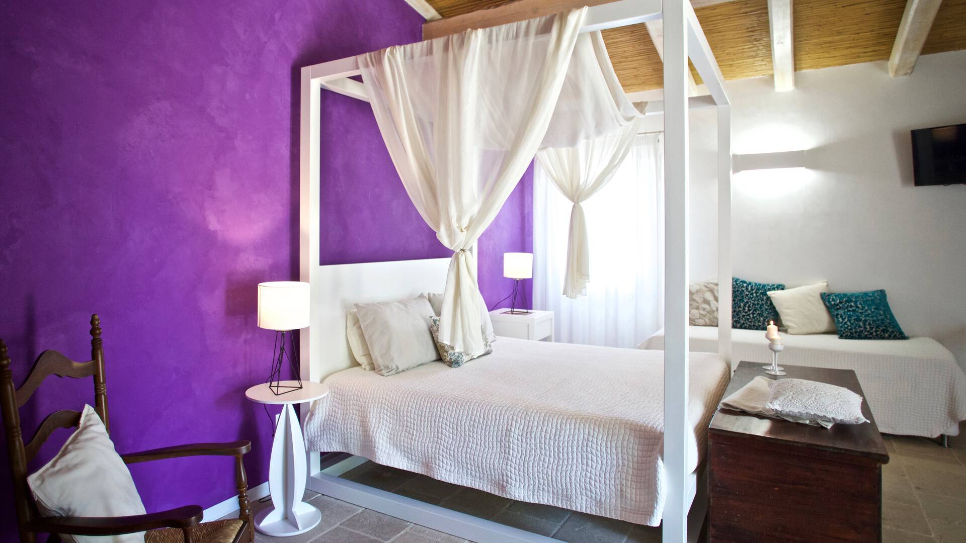 en suite double bedroom with single sofa bed