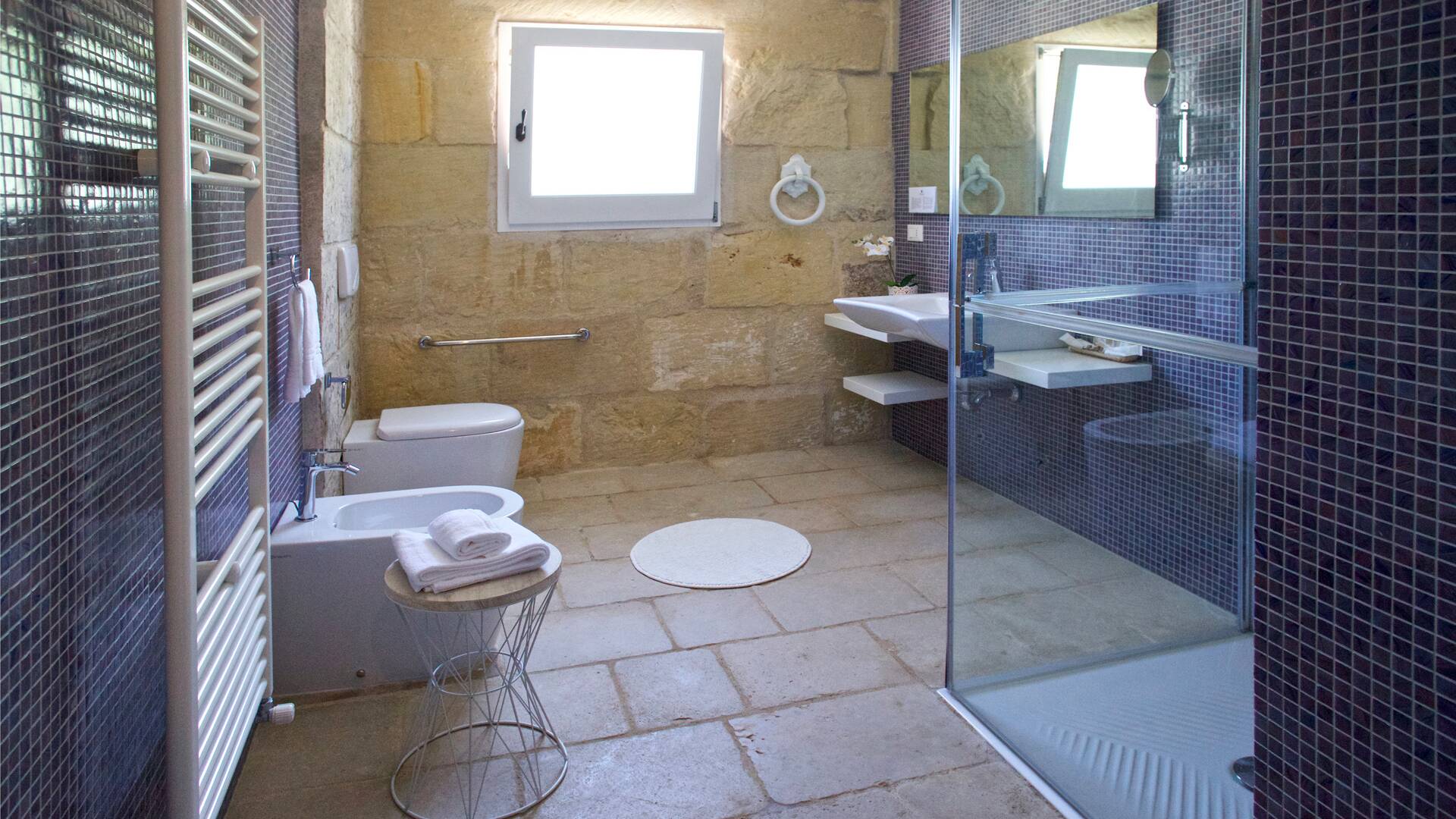 en suite bathroom with walk-in shower