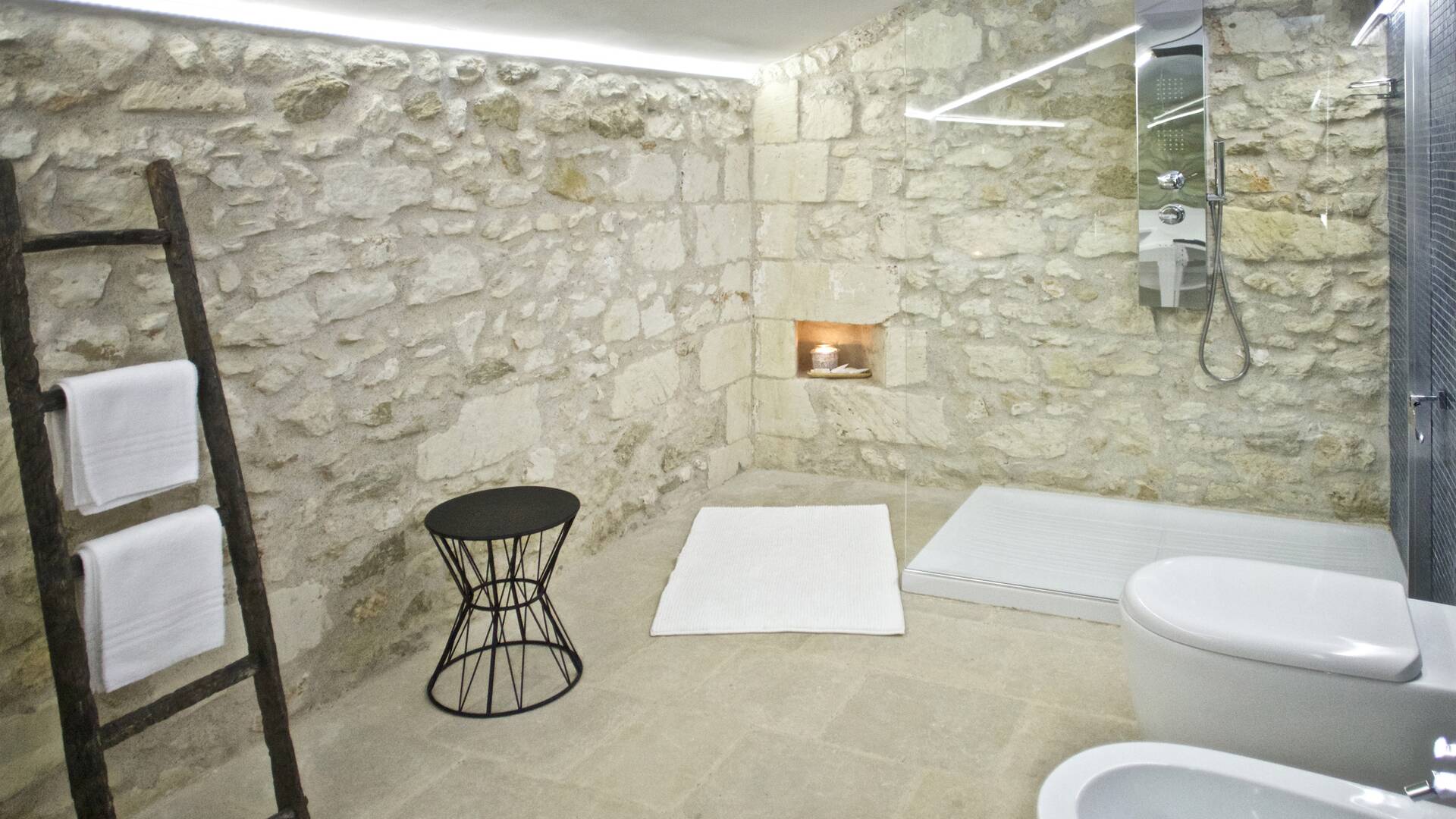 en suite bathroom with walk-in shower