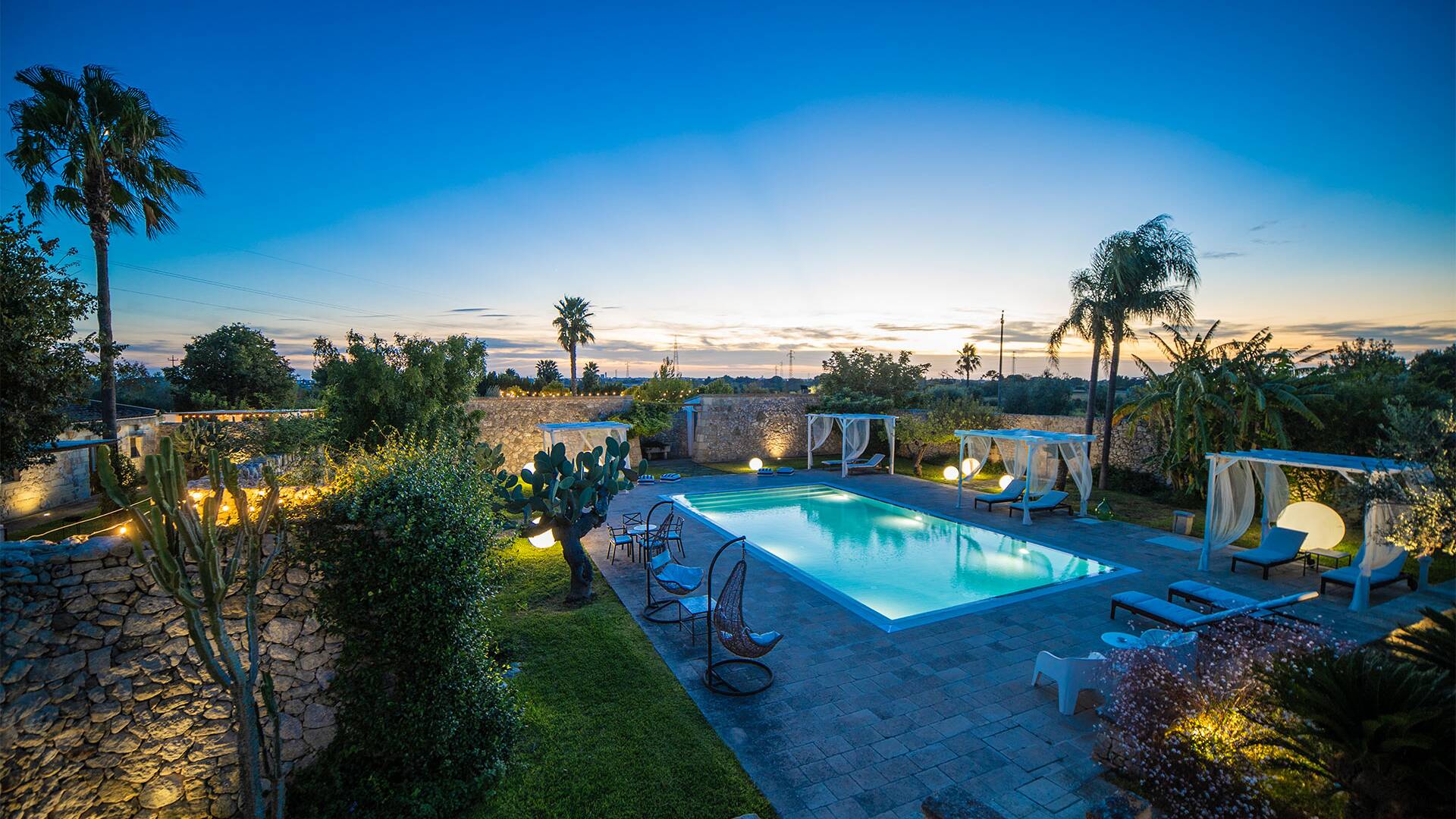 garden with swimming pool 