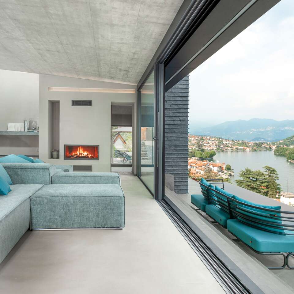 open sapce living room with direct access to the swimming pool 