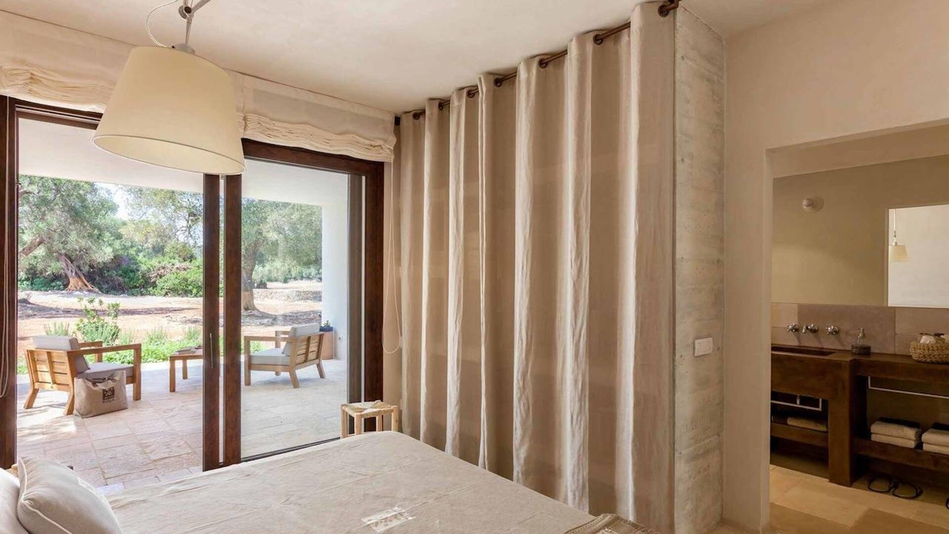 double bedroom with en suite bathroom