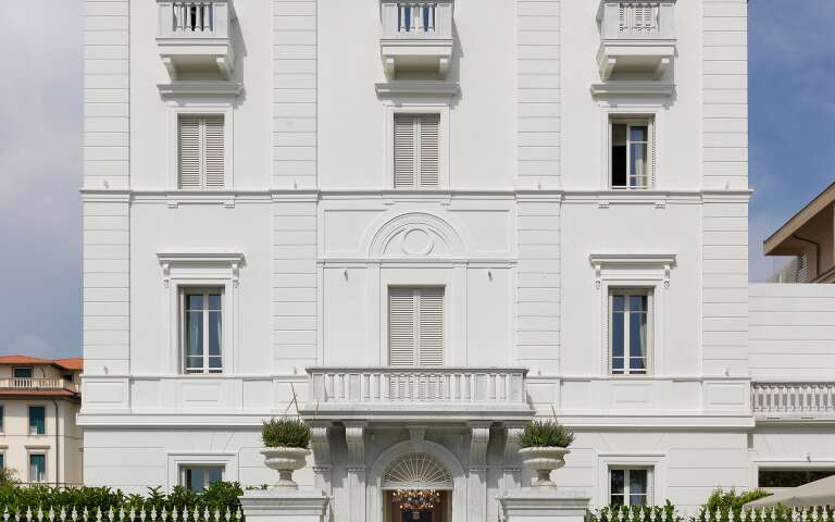 Cristalli luxury palace for rent in Forte dei Marmi