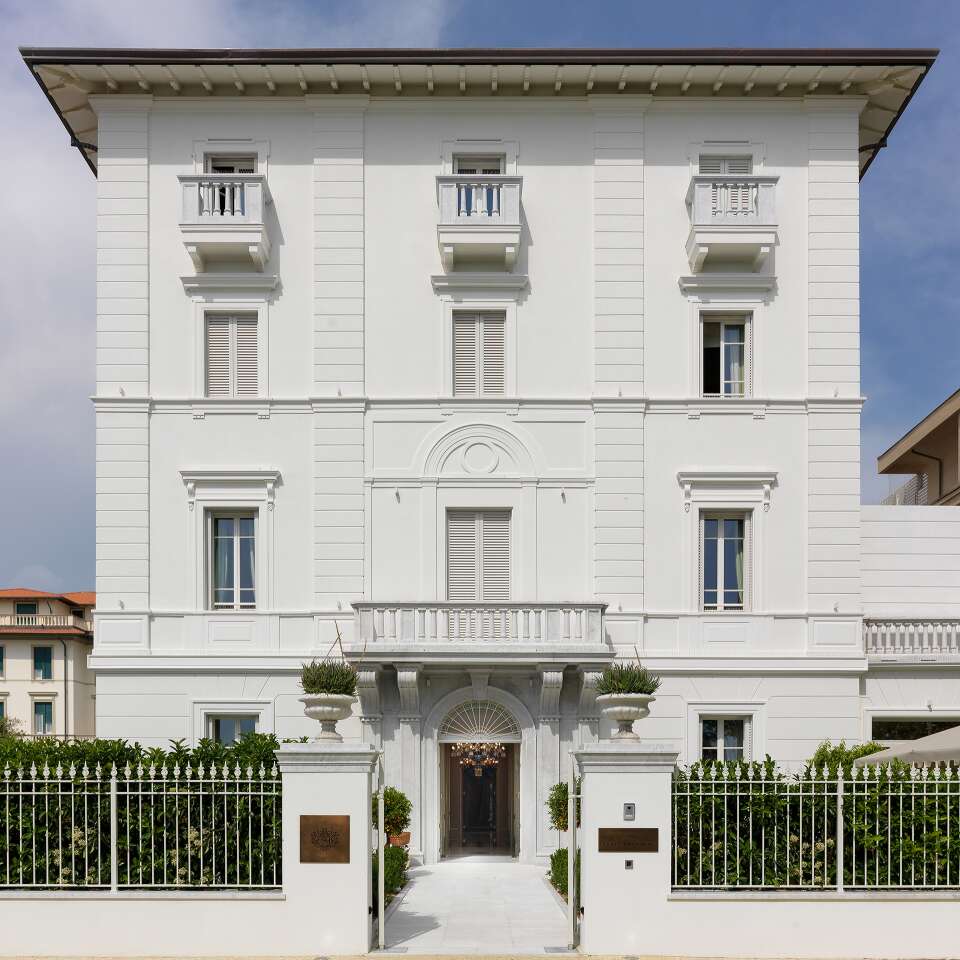 Cristalli luxury palace for rent in Forte dei Marmi
