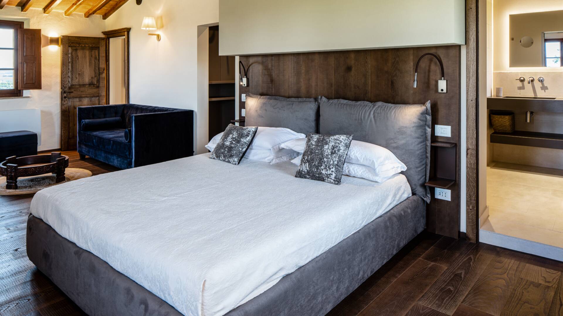 double bedroom with en suite bathtub