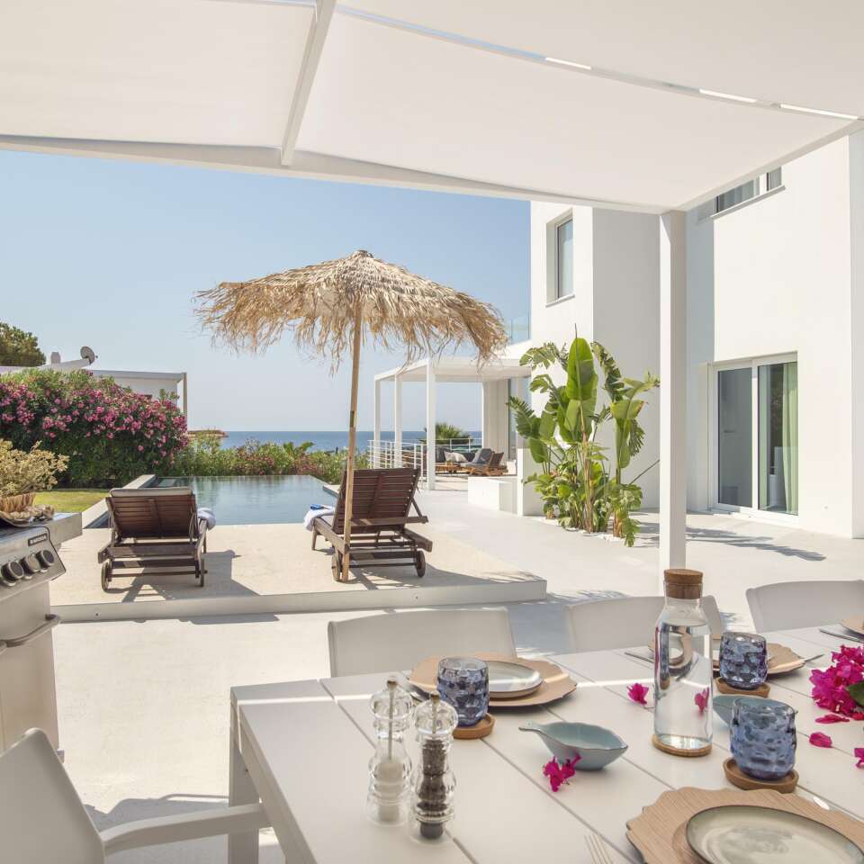 luxury villa Pettirosso with heated swimming pool