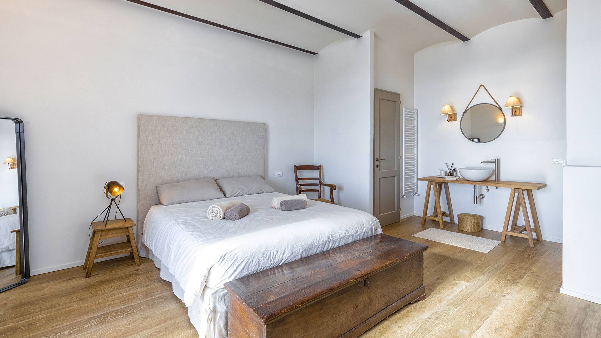 double bedroom. en suite lavabo and shower cabin