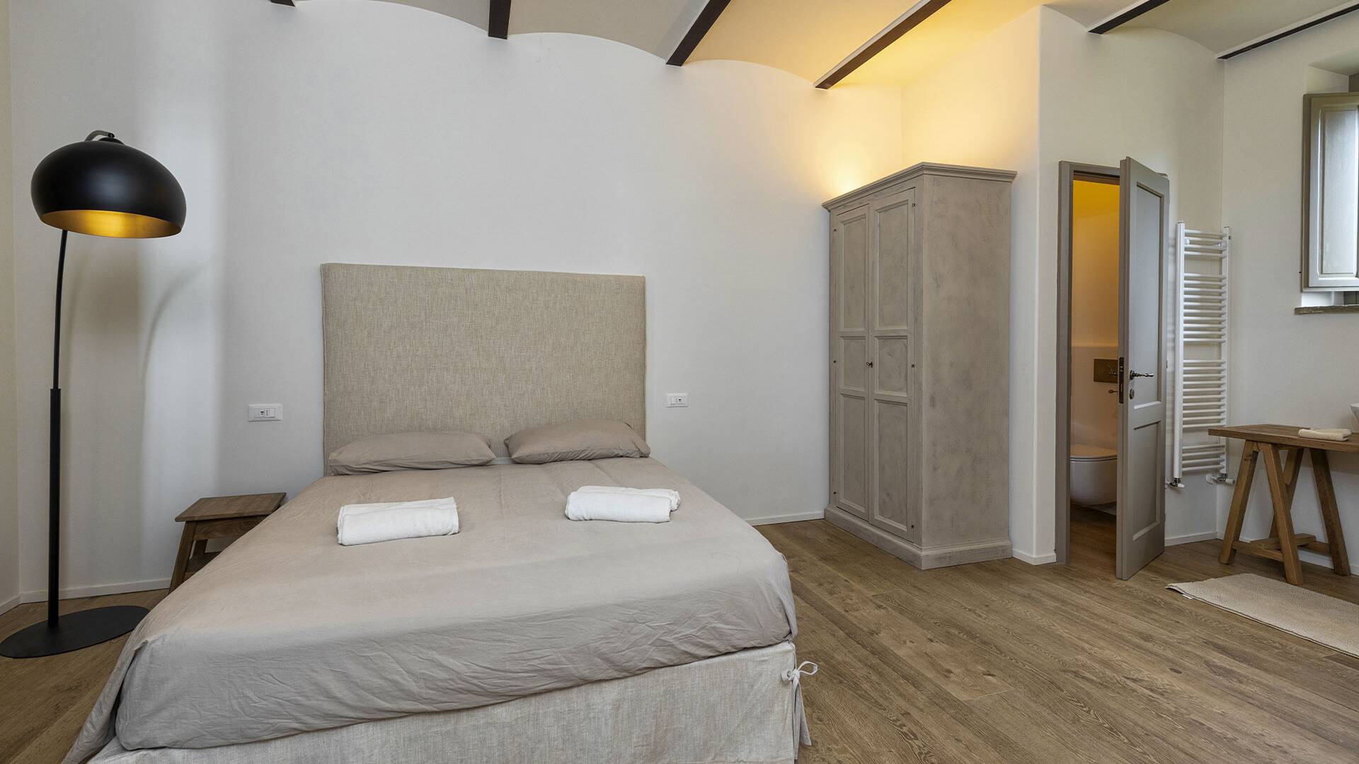 double bedroom with lavabo in the room