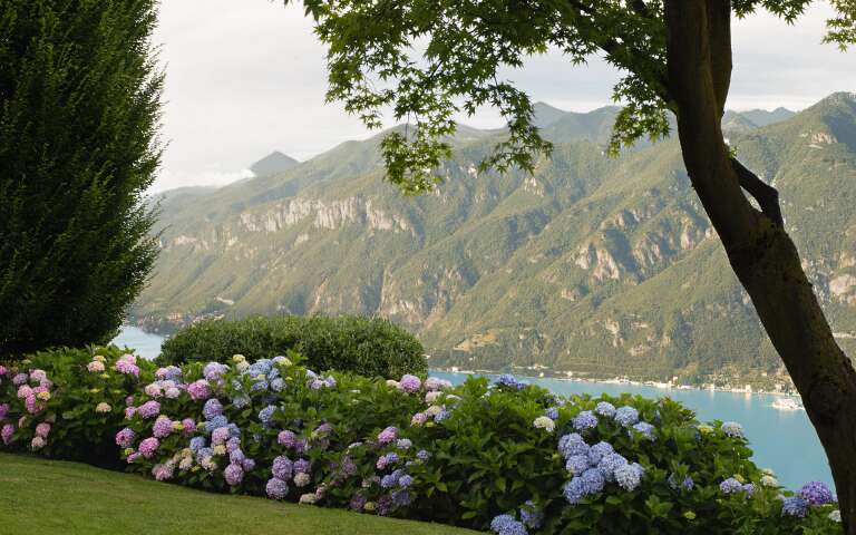 sweeping views of Lake Como