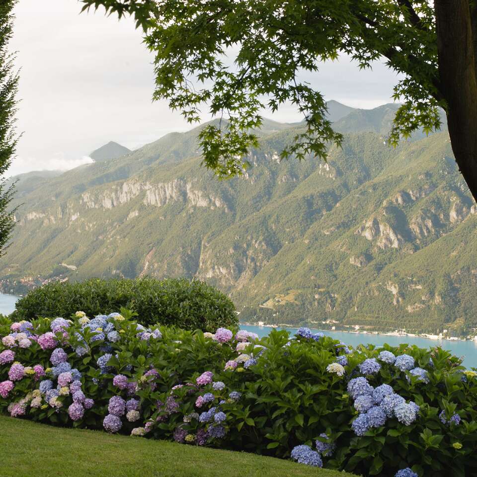 sweeping views of Lake Como