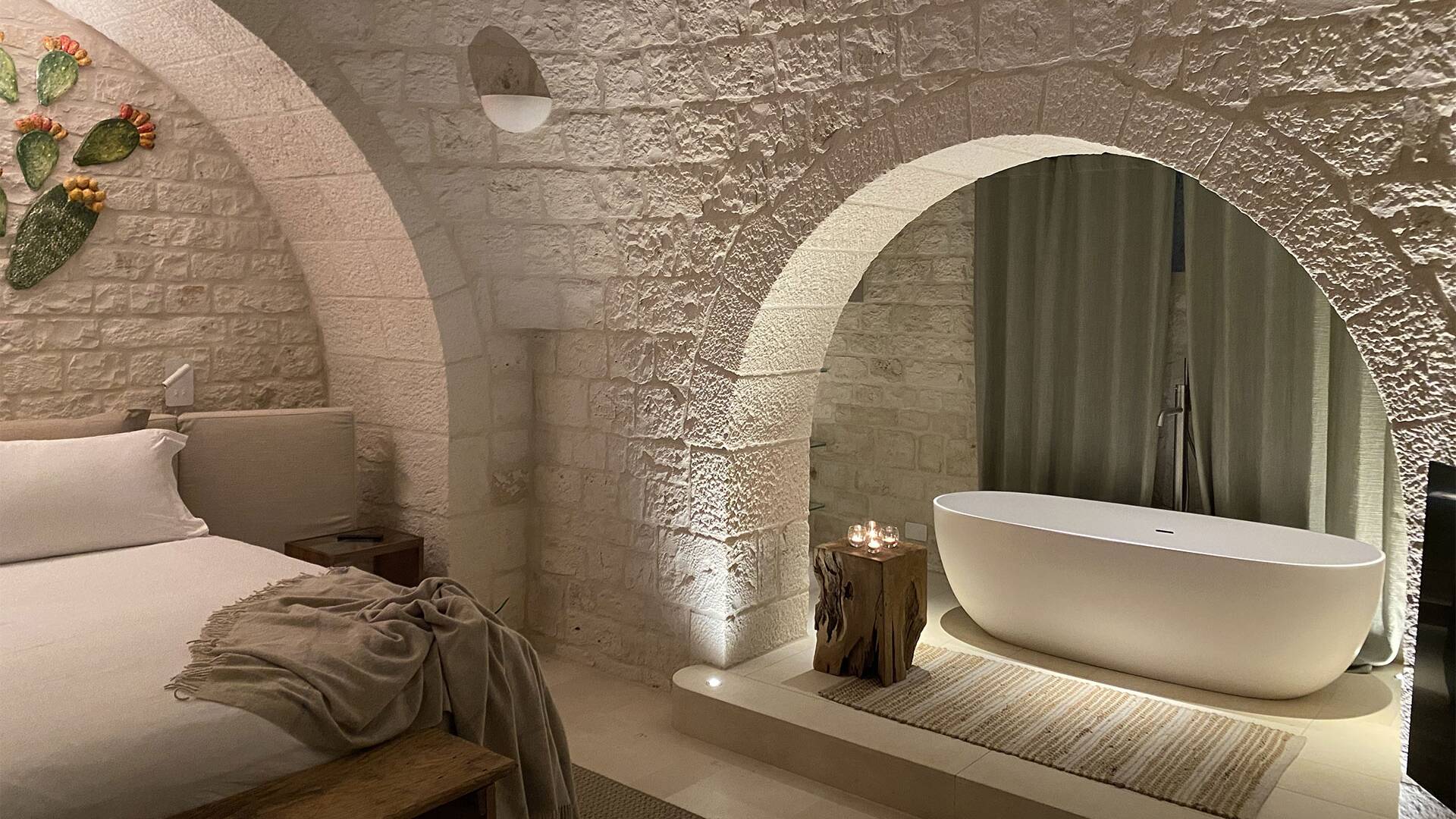 elegant en suite bathtub